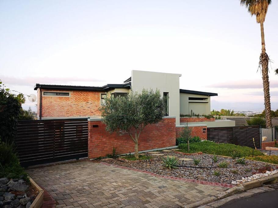 Apartment Executive With Outstanding View *