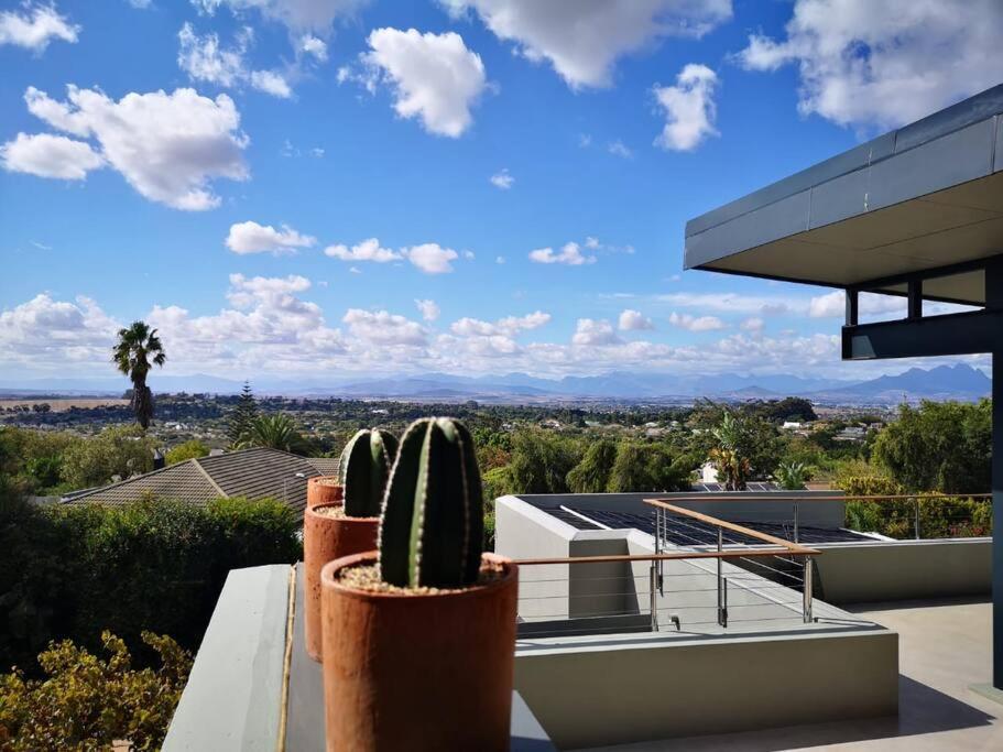 Apartment Executive With Outstanding View *